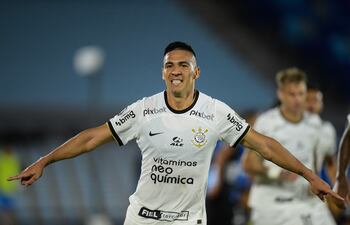 Fabián Balbuena festeja su gol para Corinthians, en la victoria 3-0 sobre Liverpool de Uruguay.