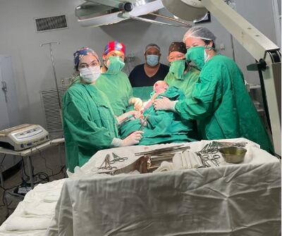 Equipo médico de la Cruz Roja Paraguaya, con el primer bebé del 2023.