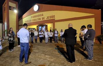 Los feligreses se congregaron frente a la parroquia Sagrado Corazón de Jesús para pedir la recuperación del predio.