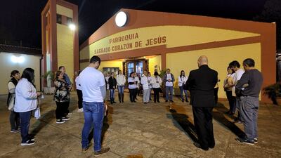 Los feligreses se congregaron frente a la parroquia Sagrado Corazón de Jesús para pedir la recuperación del predio.