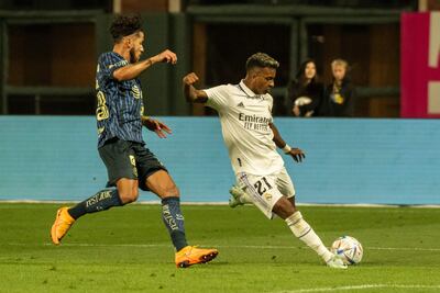 El paraguayo Bruno Valdez (i), del América, disputa el balón con el brasileño Rodrygo, del Real Madrid.