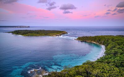 Atardecer sobre la isla de Bowen y Murray Beach, en la bahía de Jervis, famosa por sus playas de arenas blancas.