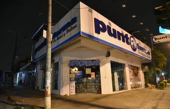 Sucursal de Punto Farma asaltada anoche.