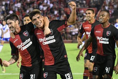 Juan Sforza, con los puños en alto, celebra con sus compañeros, entre ellos el paraguayo Gustavo Velázquez tras anotar el gol para Newell's ante Vélez.