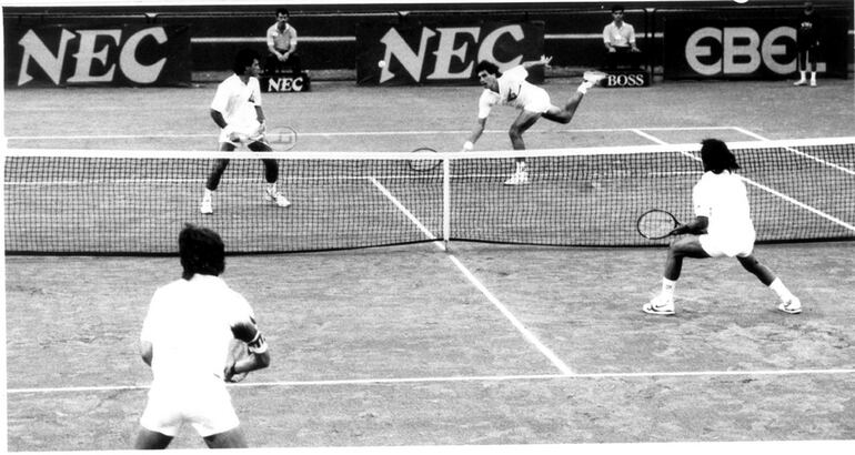 Hugo Chapacú (izq.) y Víctor Pecci fueron protagonistas del gran triunfo contra Estados Unidos en la Copa Davis.