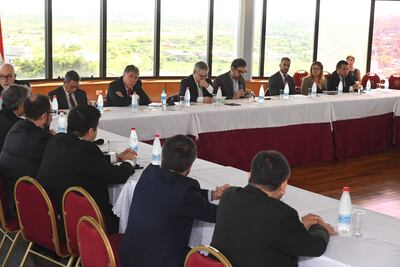 El senador Enrique Riera (ANR, HC) con el senador Tony Apuril (PH) junto con autoridades de Itaipú, Hacienda, Procuraduría y representantes de exobreros de Itaipú.