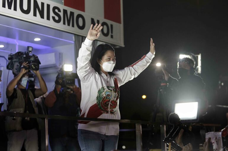 La candidata presidencial derechista Keiko Fujimori se dirige a sus simpatizantes durante una manifestación en Lima, Perú, el pasado sábado.