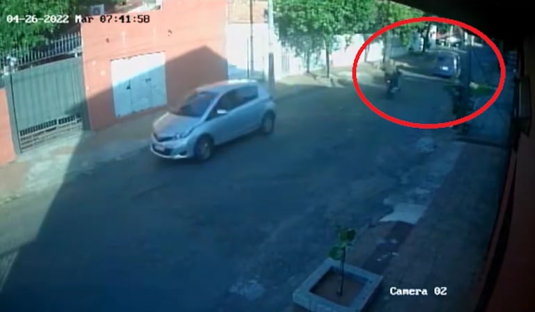 En el círculo rojo se observa a los presuntos sicarios abordo de una motocicleta y a la víctima, que en el momento de recibir el impacto de bala, estaba conduciendo el vehículo de color azul.