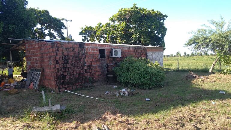 Una pequeña vivienda existe en el predio en conflicto, ocupada por el inquilino ocasional.