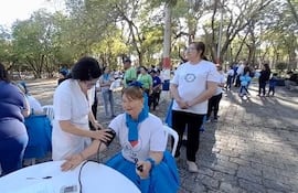 La dra. Liliana Ferreira,toma la presión arterial a una persona frente al Cabildo, en el día mundial de la diabetes.
