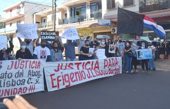 Familiares y demás allegados del abogado Efigenio Lisboa marcharon ayer en Presidente Franco.
