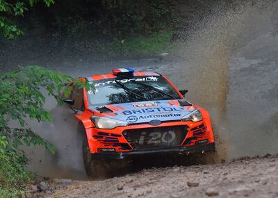 Sin margen de error, pero sin dejar de acelerar, Diego Domínguez (h) y el español Rogelio Peñate se adjudicaron ayer el Rally de Carmen del Paraná, con el Hyundai i20 R5.