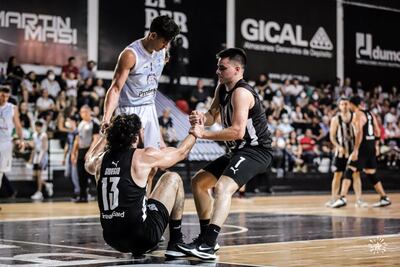 Los jugadores de Libertad y San José en el segundo partido de las finales de la Liga Nacional de Basquetbol.