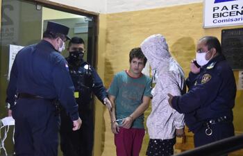 Dos de los recapturados, ya de vuelta en sede policial.