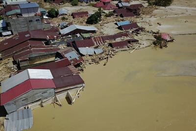 Casas enterradas en lodo en el norte de Luwu, en la isla de Célebes, Indonesia.