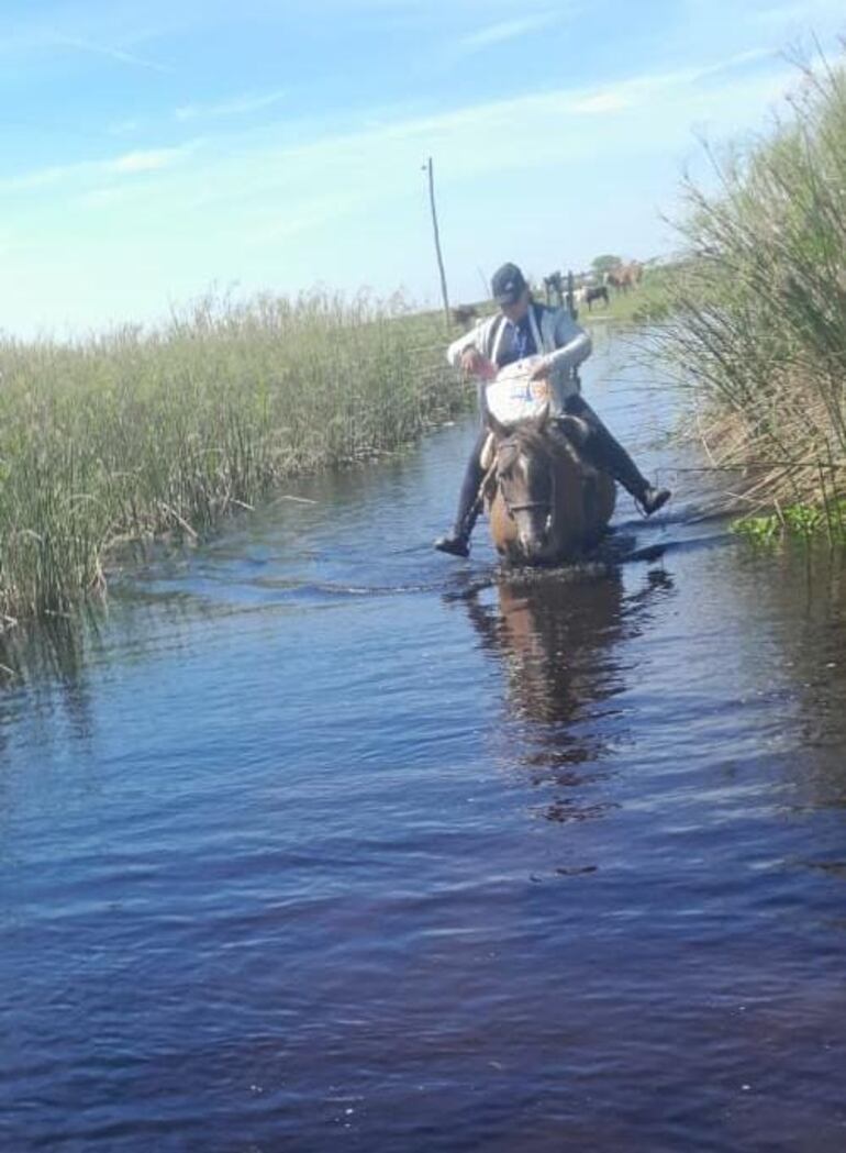 Las voluntarias debieron sortear todo tipos de dificultades para llegar a los poblados de Ñeembucú.