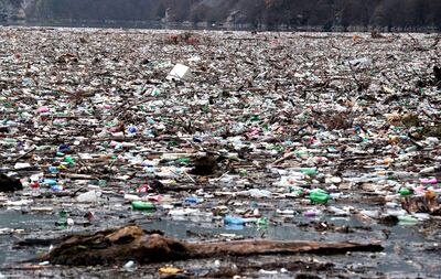 Un lago artificial de una central hidroeléctrica en el río Drina cubierto de miles de metros cúbicos de basura traída por agua desde los países vecinos de Serbia y Montenegro en Visegrad, Bosnia y Herzegovina, amenazando con obstruir la central hidroeléctrica 'Visegrad'.