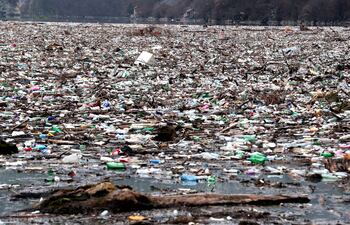 Un lago artificial de una central hidroeléctrica en el río Drina cubierto de miles de metros cúbicos de basura traída por agua desde los países vecinos de Serbia y Montenegro en Visegrad, Bosnia y Herzegovina, amenazando con obstruir la central hidroeléctrica 'Visegrad'.