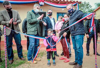 El presidente de la República, Mario Abdo Benítez, estuvo en la entrega de 18 viviendas en Areguá, adjudicadas a la constructora de Fredy Rolón, quien opera también como prestador del SAT.