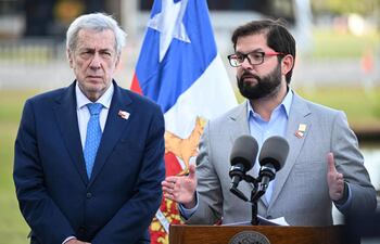 El ministro de Relaciones Exteriores de Chile, Alberto van Klaveren junto al presidente de ese país, Gabriel Boric.