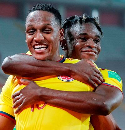 Yerry Mina (i) es abrazado por su compañero Duván Zapata en la celebración del primer gol de Colombia, anotado por el zaguero.