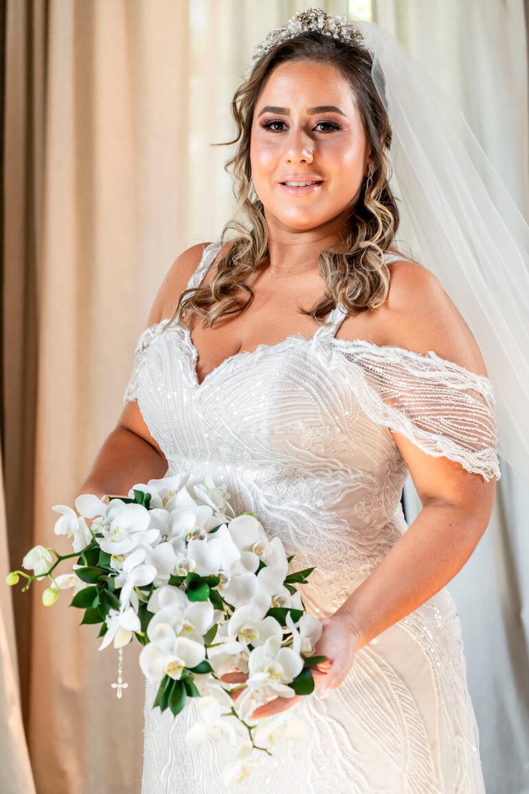 El vestido fue diseñado por Beverly Kuhl y el tocado fue trabajado por Jadiyi Yudis Yaluff.