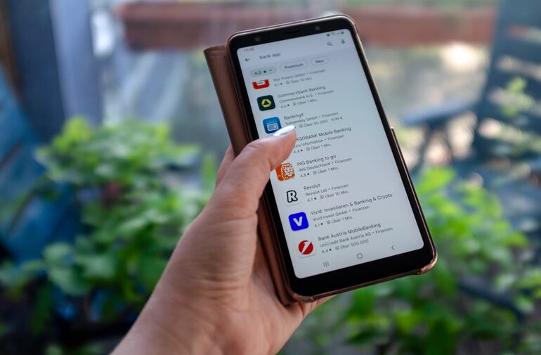 Lo más seguro es descargar las aplicaciones bancarias solamente de tiendas autorizadas como Play Store de Google o App Store de Apple.