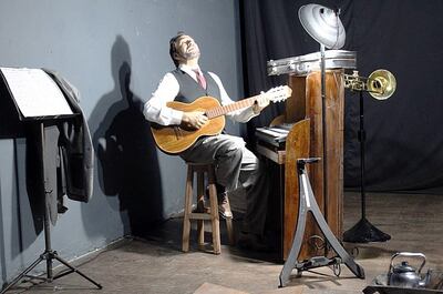 El escritor y cantautor Mario Casartelli se pone en la piel de José Asunción Flores para interpretar “El pan y la guarania”.