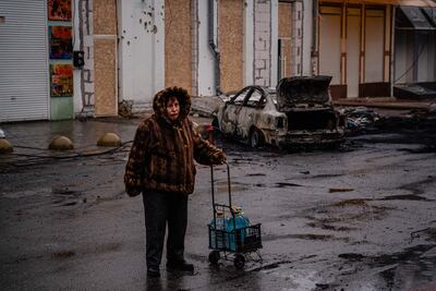 Una mujer recorre las calles de la ciudad de Kherson en Ucrania.