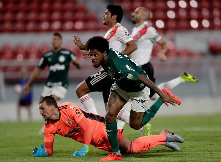 Luiz Adriano define después de superar a Robert Rojas.