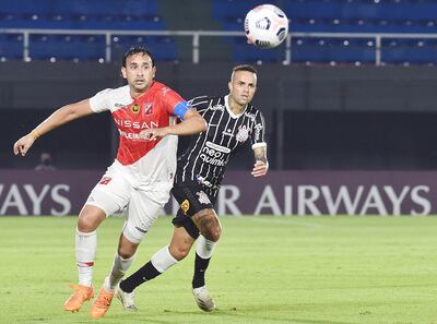 Osmar de la Cruz Molinas, capitán del Kelito,  y Luan, Rey  de América 2019, en la disputa del balón en Sajonia. EFE