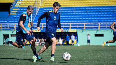 Diego Fernández escapa de la marca de Diego Vera durante la práctica más importante de la semana