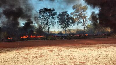 El incendio de las cubiertas se expandió en los pastizales, en Minga Guazú.