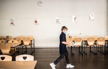 Un estudiante con mascarilla en el comedor de una escuela en Vincennes, al este de París, Francia.