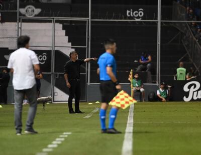 Pedro Sarabia (c), entrenador de Nacional, durante el partido contra Libertad en La Huerta por la jornada 18 del torneo Clausura 2022.
