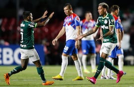 Rafael Navarro (d), futbolista del Palmeiras, celebra el tanto contra Cerro Porteño por la segunda fecha de la fase de grupos de la Copa Libertadores en el estadio Morumbí, en Sao Paulo, Brasil.