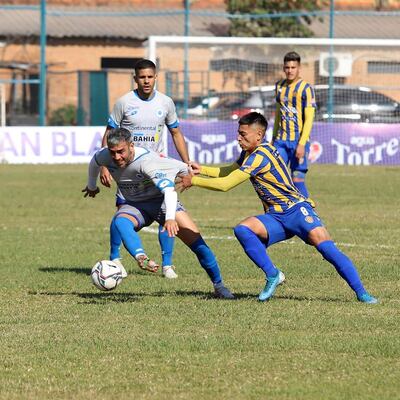 El argentino Rodrigo Facundo Castro (28 años ) pone a prueba la resistencia de la camiseta de José Ariel Núñez (32), atacante del 12 de Octubre.