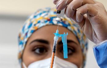 Una empleada sanitaria lleva a cabo el proceso de vacunación para los empleados del hospital San Filippo Neri de Roma (Italia).