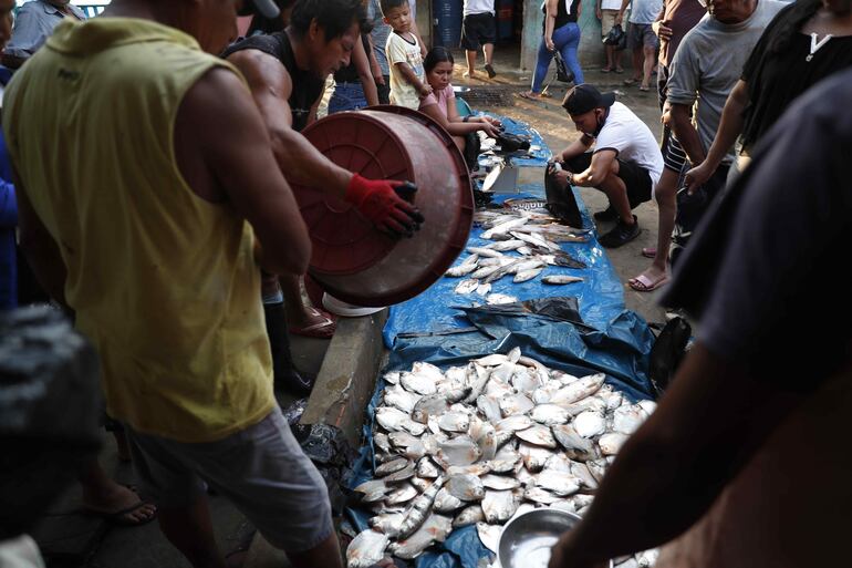Pescadores venden pescado el 8 de septiembre de 2021, en el mercado de la localidad de San Lorenzo, en Datem del Marañón (Perú).