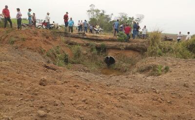 La  comitiva fiscal, acompañada de vecinos de la zona,   estuvo inspeccionando el lugar de la desecación.