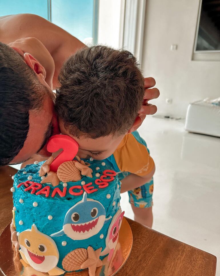 Miguel Almirón y Francesco junto a la torta de cumpleaños del pequeño. (Instagram/Alexia Notto)