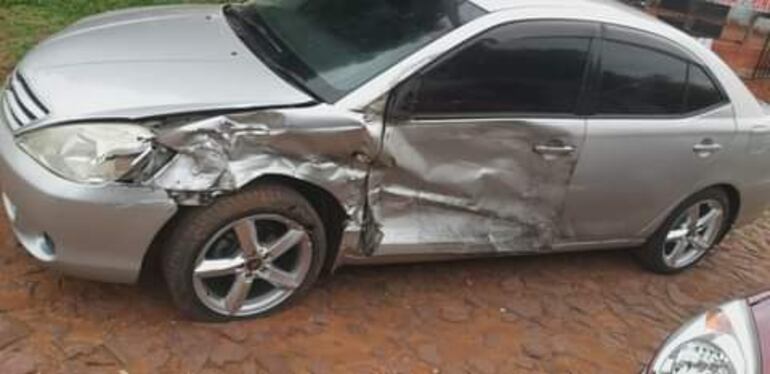 El auto toyota que fue embestido por Rodrigo Sánchez sobre el Acceso Sur, tras pasar sobre el paseo central. el conductor salió ileso