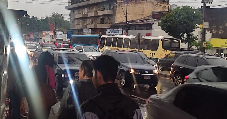 Conductores de rodados y pasajeros del transporte público afectados por la lluvia y las obras de la Essap sobre Eusebio Ayala.