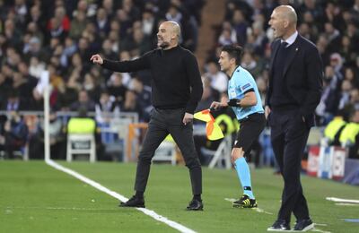 El entrenador del Manchester City, Pep Guardiola (i), y Zinedine Zidane,  del Real Madrid, en el partido de ayer.