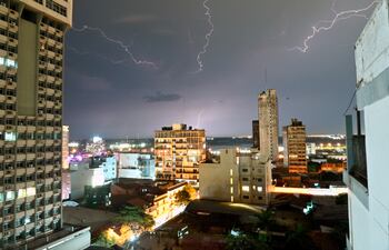 Vista del cielo de Asunción en la noche de ayer, jueves.