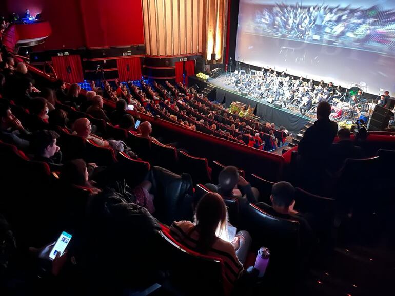 A sala llena actuaron los artistas en el Cine Capitol.