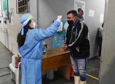 En la Comuna de Lambaré se toma la temperatura y se realiza el lavado de manos para el ingreso.