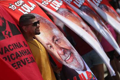 Seguidores del expresidente y candidato presidencial Luiz Inácio Lula da Silva participan en un acto político llamado "CarnaLula", en la playa de Copacabana, Río de Janeiro (Brasil).