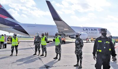 Las 36.000 dosis que llegaron al país serán para el mismo número de profesionales de la salud.