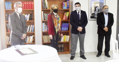 Una variada colección de libros ofrece el espacio “Cabichui”, habilitado ayer en la Caja Bancaria.